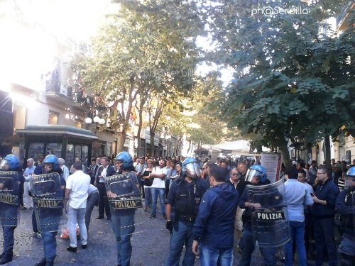 Le Sentinelle in piedi protette dalla polizia in tenuta antisommossa.